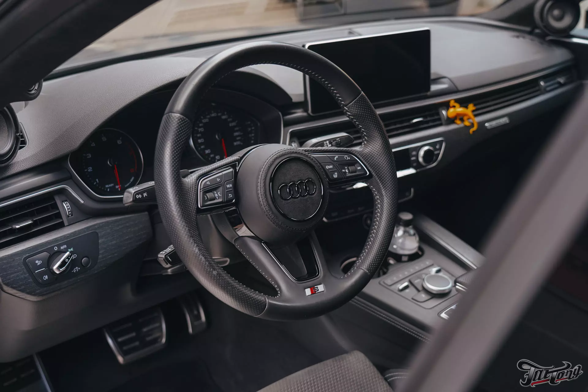 Audi A5. Постройка выхлопной системы в двумя режимами громкости и управлением со штатной мультимедиа. Перешив подушки руля. Химчистка подкапотного пространства и салона